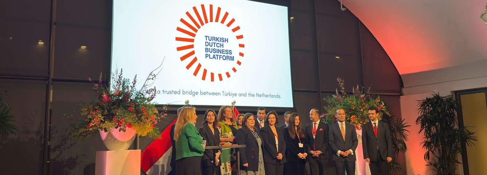 Afbeelding met tekst, kleding, evenement, Podium Door AI gegenereerde inhoud is mogelijk onjuist.