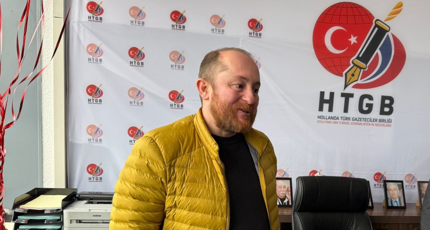 Afbeelding met tekst, kleding, Menselijk gezicht, persoon Door AI gegenereerde inhoud is mogelijk onjuist.