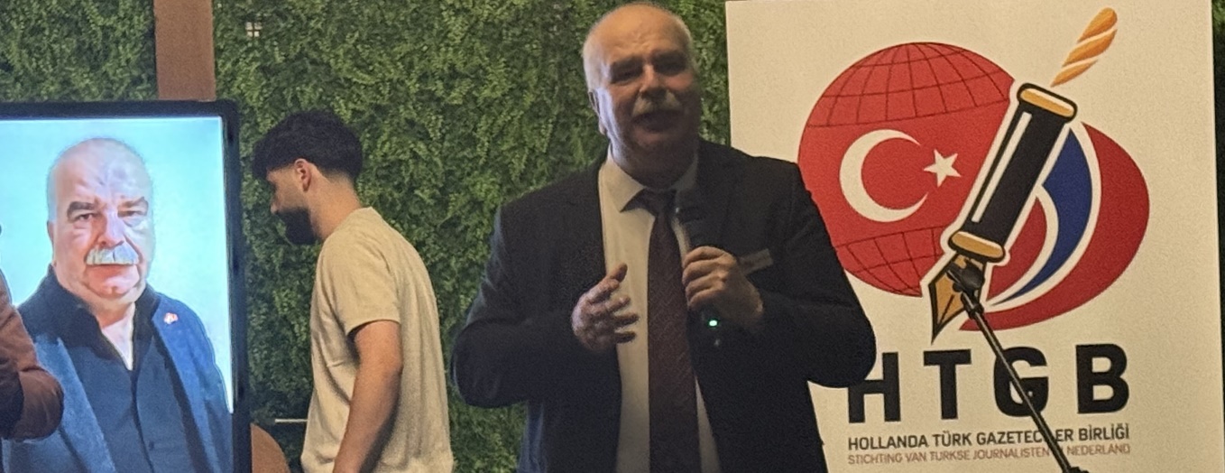 Afbeelding met tekst, kleding, Menselijk gezicht, poster Door AI gegenereerde inhoud is mogelijk onjuist.