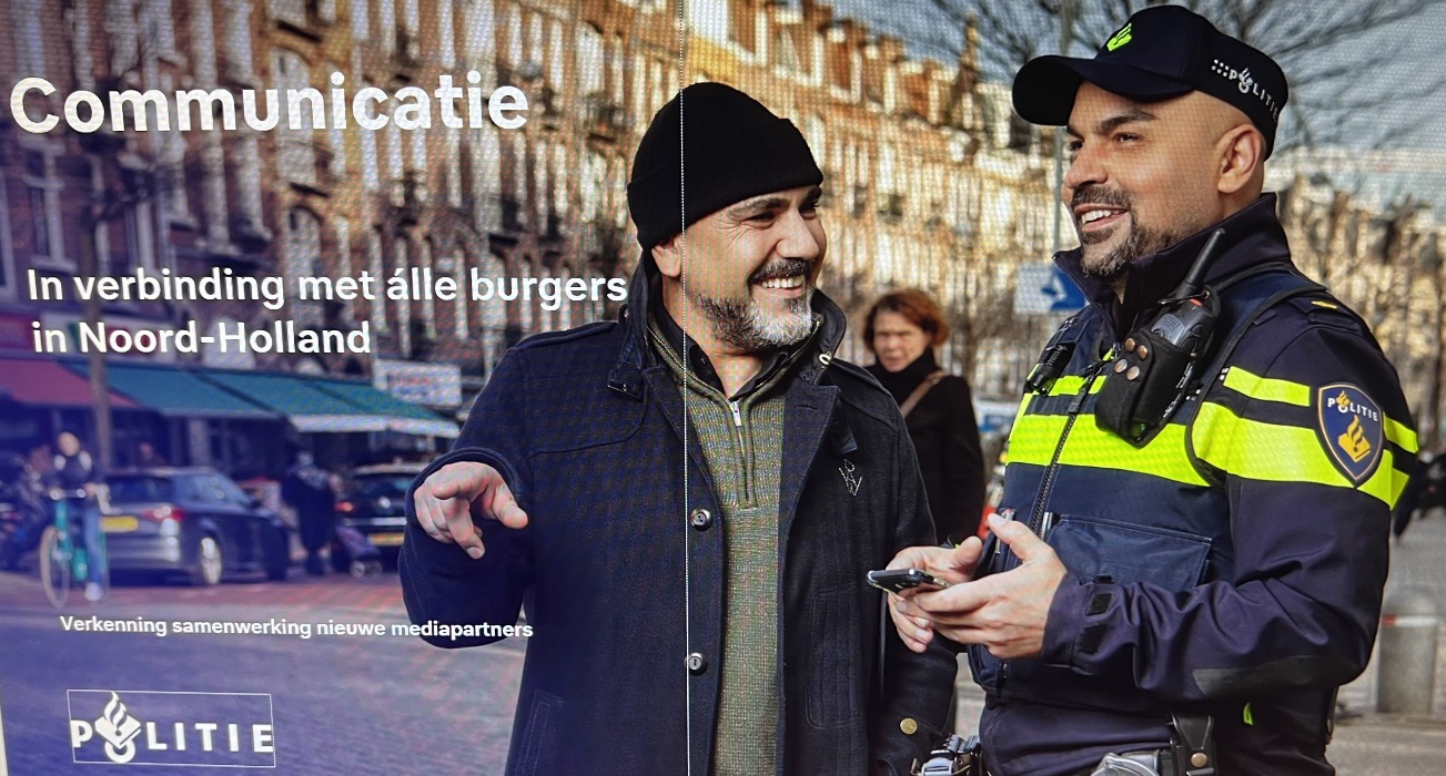 Afbeelding met tekst, kleding, persoon, person Automatisch gegenereerde beschrijving