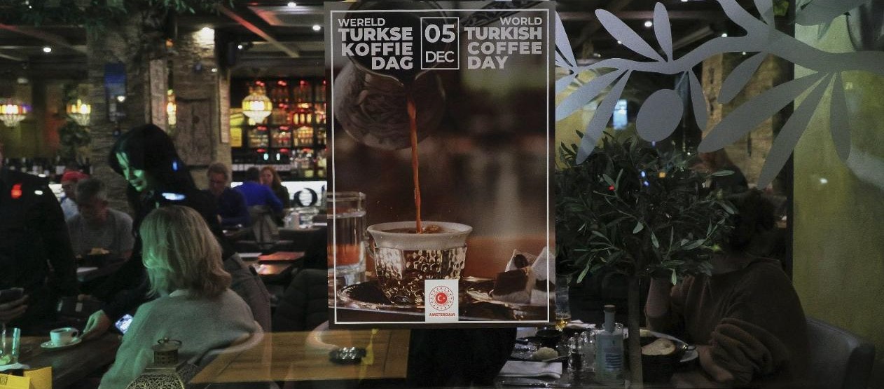 Afbeelding met tekst, kleding, tafel, straat Door AI gegenereerde inhoud is mogelijk onjuist.