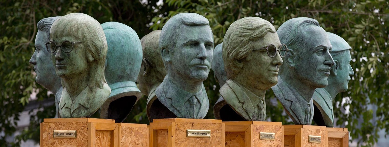 Afbeelding met buitenshuis, boom, Borstbeeld, kunst Door AI gegenereerde inhoud is mogelijk onjuist.