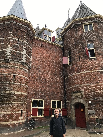 Afbeelding met buitenshuis, gebouw, Fietswiel, wiel Door AI gegenereerde inhoud is mogelijk onjuist.