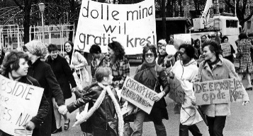 Afbeelding met buitenshuis, kleding, persoon, handschrift Door AI gegenereerde inhoud is mogelijk onjuist.