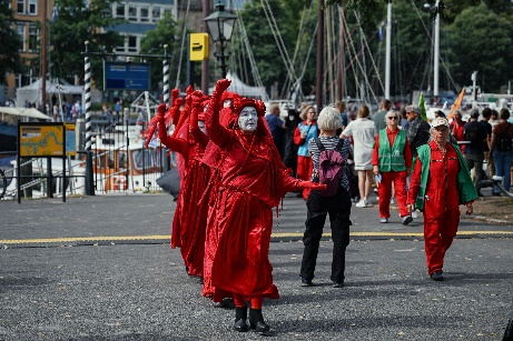 Afbeelding met buitenshuis, persoon, kleding, weg Door AI gegenereerde inhoud is mogelijk onjuist.