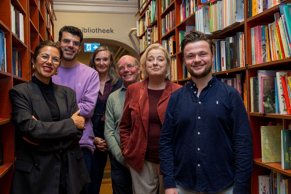 Afbeelding met kleding, Menselijk gezicht, persoon, glimlach Door AI gegenereerde inhoud is mogelijk onjuist.