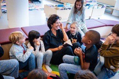 Afbeelding met kleding, Menselijk gezicht, persoon, overdekt Door AI gegenereerde inhoud is mogelijk onjuist.