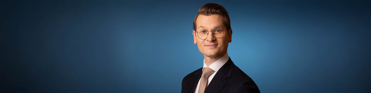 Afbeelding met kleding, Menselijk gezicht, persoon, stropdas Door AI gegenereerde inhoud is mogelijk onjuist.