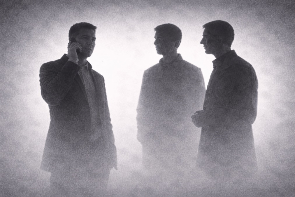 Afbeelding met kleding, person, mist, zwart-wit Door AI gegenereerde inhoud is mogelijk onjuist.