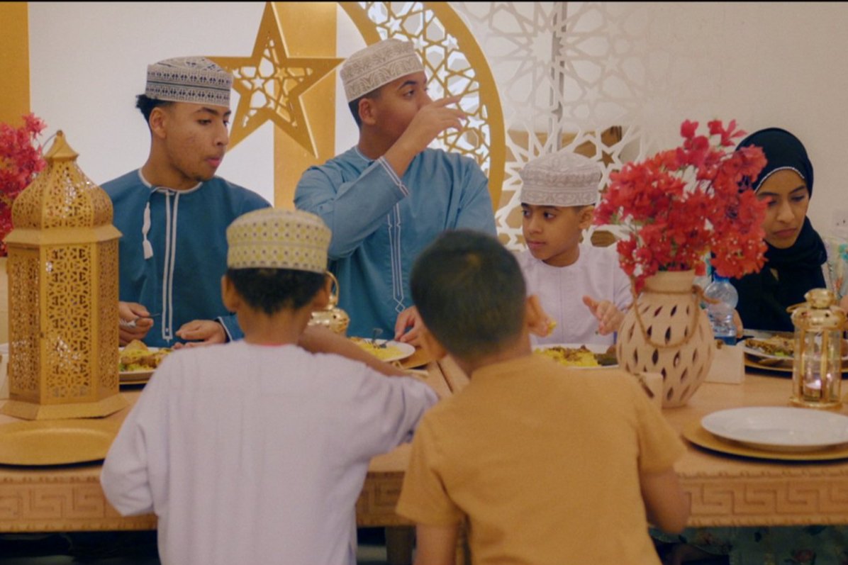 Afbeelding met kleding, persoon, bloem, person Door AI gegenereerde inhoud is mogelijk onjuist.