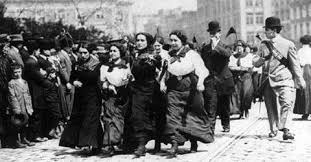 Afbeelding met kleding, persoon, buitenshuis, person Door AI gegenereerde inhoud is mogelijk onjuist.