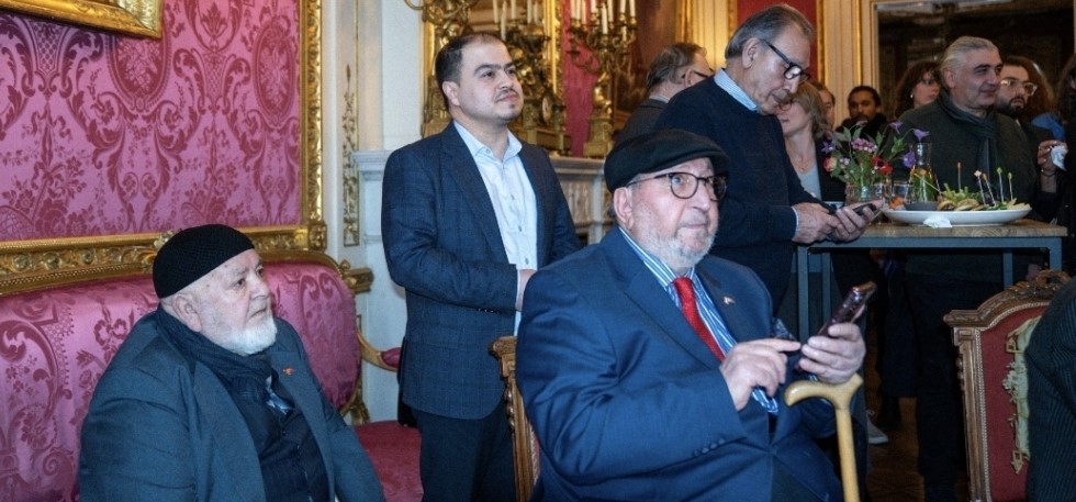 Afbeelding met kleding, persoon, Menselijk gezicht, person Door AI gegenereerde inhoud is mogelijk onjuist.