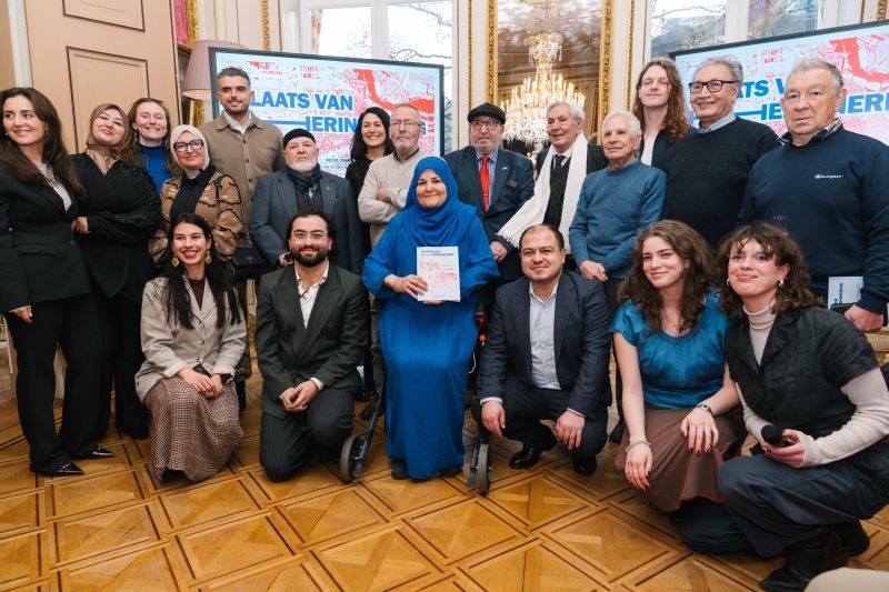 Afbeelding met kleding, persoon, Menselijk gezicht, glimlach Door AI gegenereerde inhoud is mogelijk onjuist.