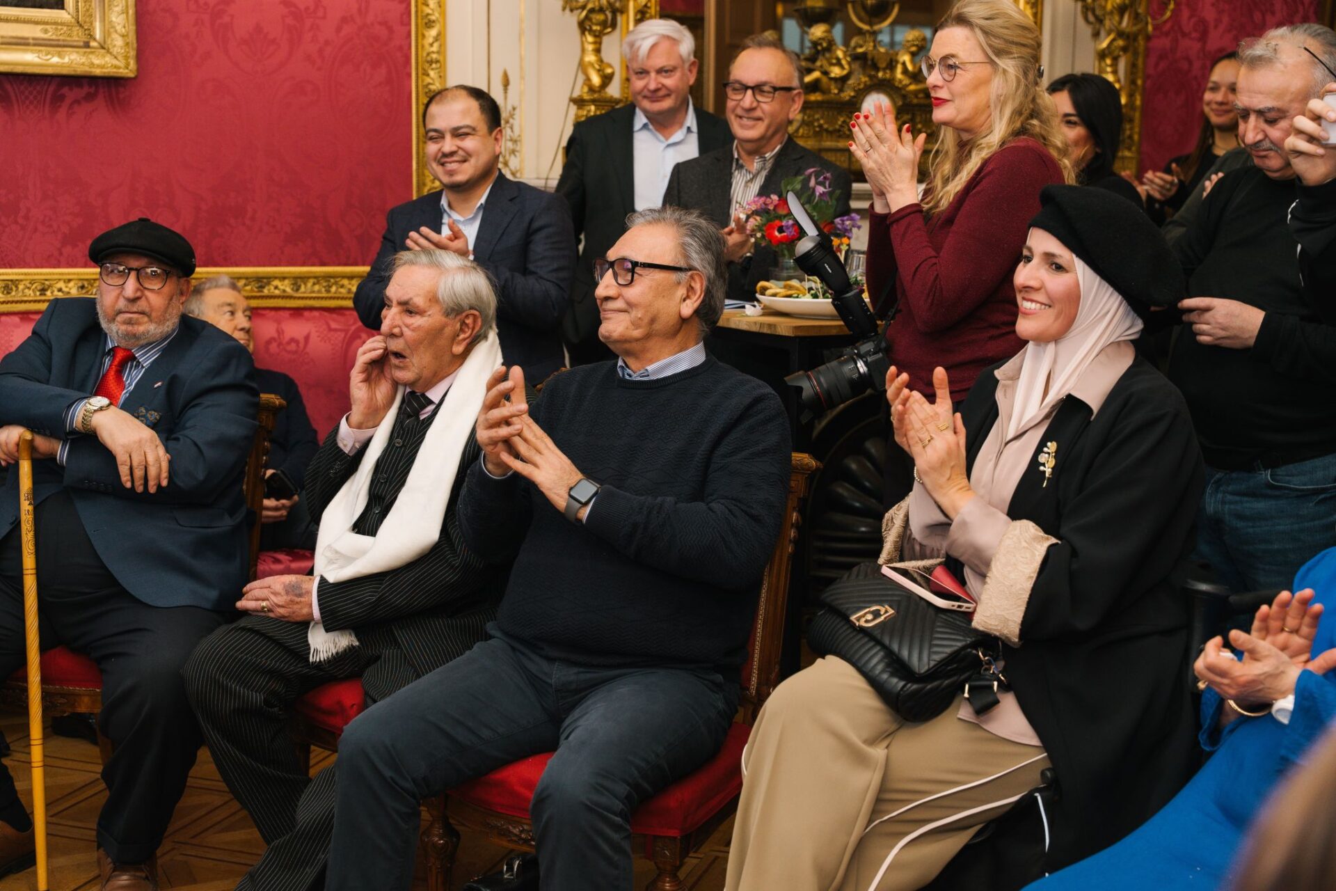 Afbeelding met kleding, persoon, Menselijk gezicht, person Door AI gegenereerde inhoud is mogelijk onjuist.