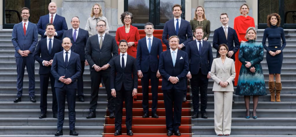 Afbeelding met kleding, persoon, pak, person Door AI gegenereerde inhoud is mogelijk onjuist.