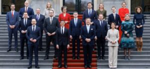 Afbeelding met kleding, persoon, pak, person Door AI gegenereerde inhoud is mogelijk onjuist.