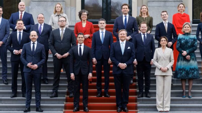 Afbeelding met kleding, persoon, pak, person Door AI gegenereerde inhoud is mogelijk onjuist.