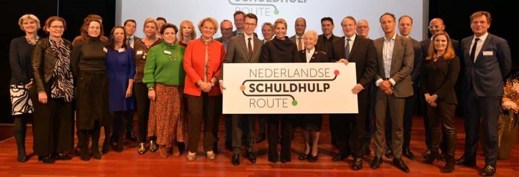 Afbeelding met kleding, persoon, person, pak Door AI gegenereerde inhoud is mogelijk onjuist.