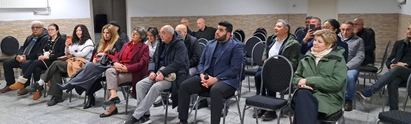 Afbeelding met kleding, persoon, person, schoeisel Door AI gegenereerde inhoud is mogelijk onjuist.