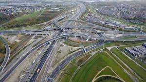 Afbeelding met kruispunt, buitenshuis, spaghettiknooppunt, Luchtfotografie

Door AI gegenereerde inhoud is mogelijk onjuist.