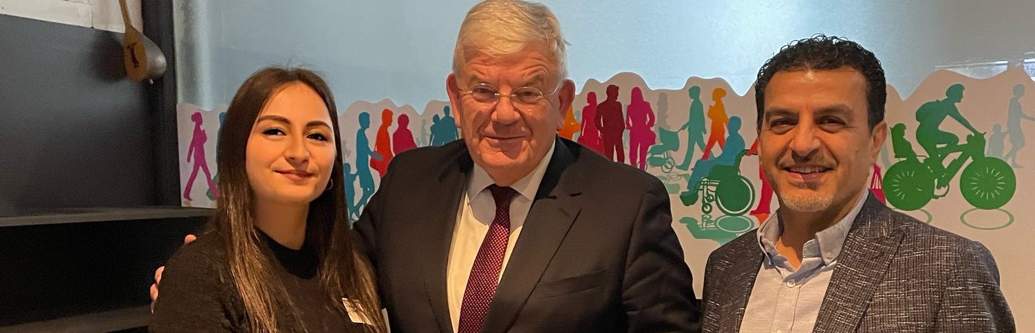 Afbeelding met Menselijk gezicht, kleding, persoon, person Door AI gegenereerde inhoud is mogelijk onjuist.