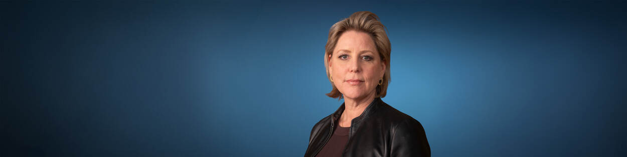 Afbeelding met Menselijk gezicht, kleding, persoon, portret Door AI gegenereerde inhoud is mogelijk onjuist.