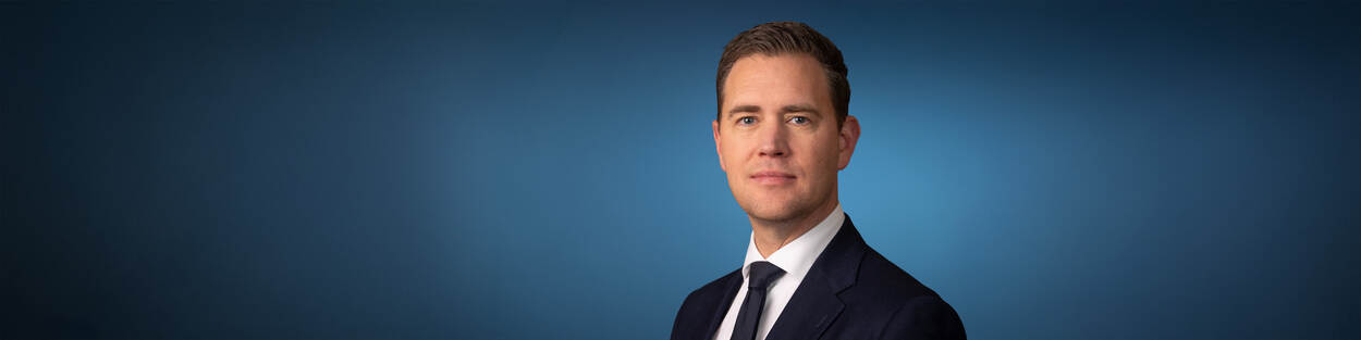 Afbeelding met Menselijk gezicht, kleding, persoon, stropdas Door AI gegenereerde inhoud is mogelijk onjuist.