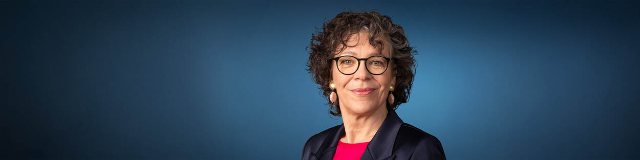 Afbeelding met Menselijk gezicht, kleding, persoon, Menselijk Door AI gegenereerde inhoud is mogelijk onjuist.