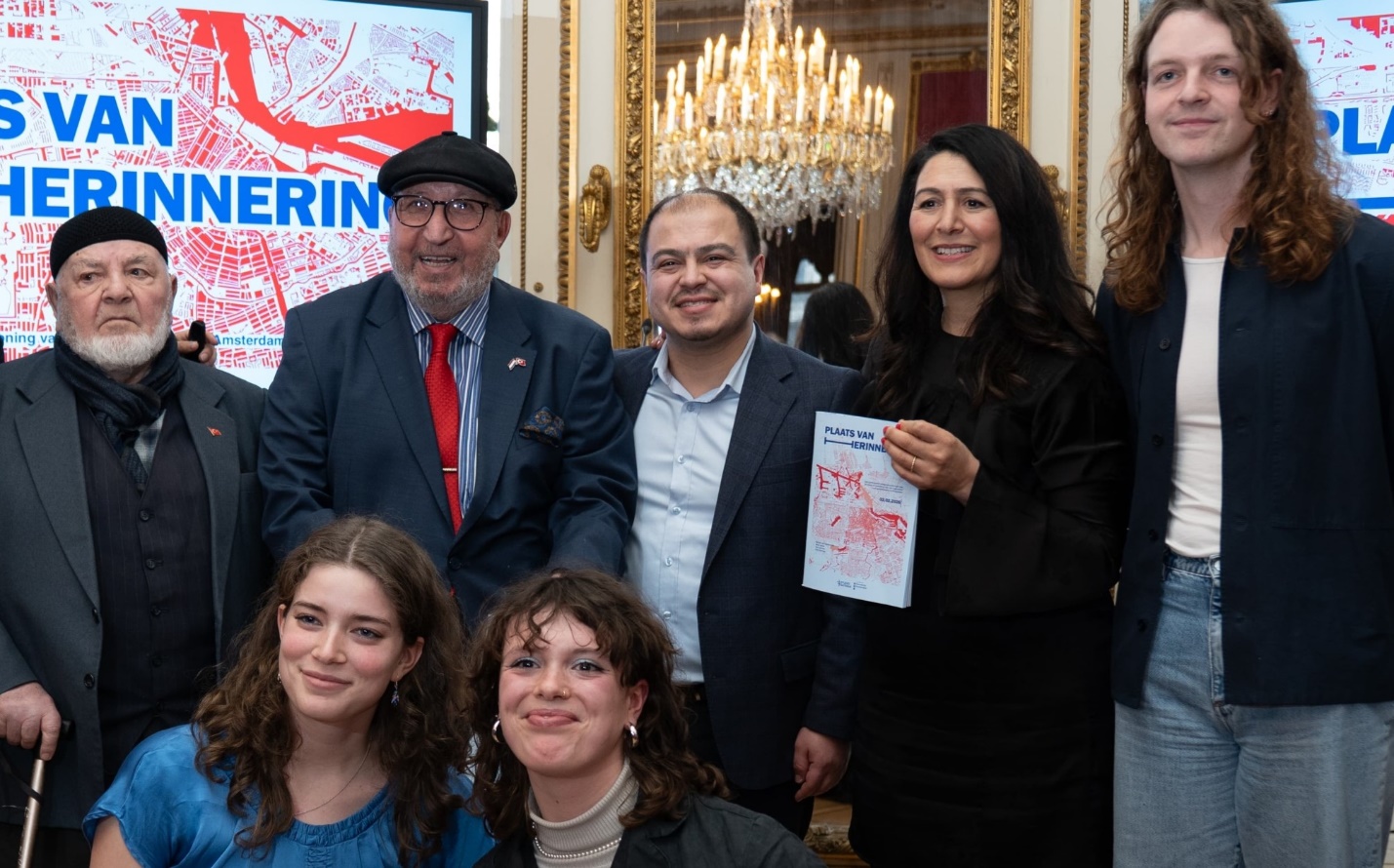 Afbeelding met Menselijk gezicht, kleding, persoon, glimlach Door AI gegenereerde inhoud is mogelijk onjuist.