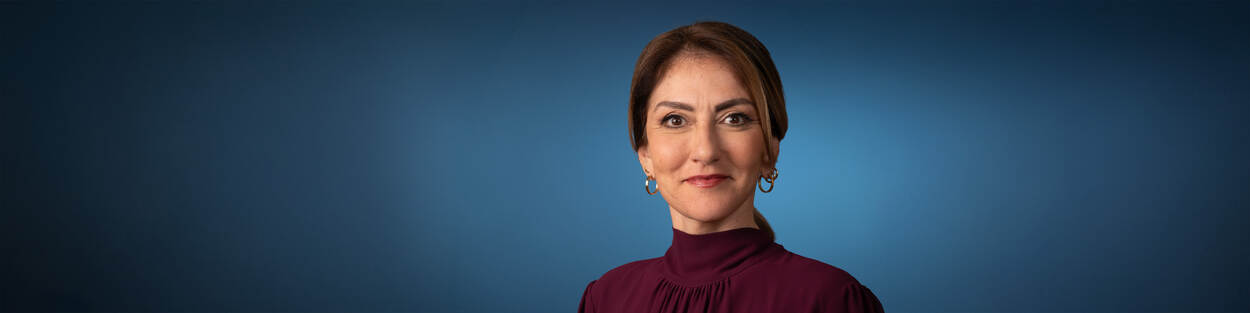 Afbeelding met Menselijk gezicht, persoon, kleding, portret Door AI gegenereerde inhoud is mogelijk onjuist.