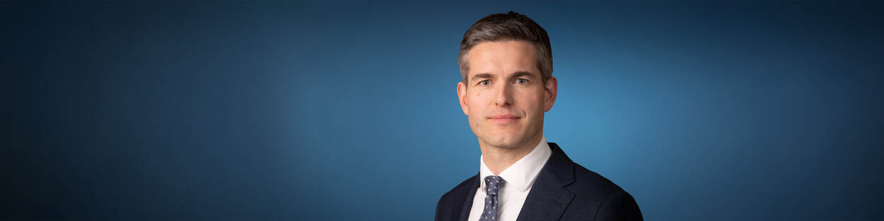 Afbeelding met Menselijk gezicht, persoon, kleding, stropdas Door AI gegenereerde inhoud is mogelijk onjuist.