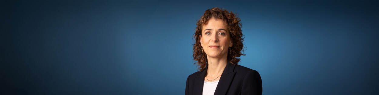 Afbeelding met Menselijk gezicht, persoon, kleding, portret Door AI gegenereerde inhoud is mogelijk onjuist.