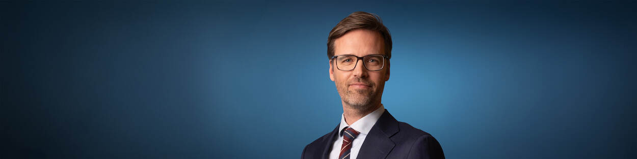 Afbeelding met Menselijk gezicht, persoon, kleding, person Door AI gegenereerde inhoud is mogelijk onjuist.