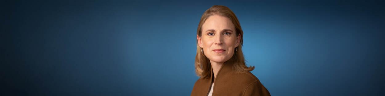 Afbeelding met Menselijk gezicht, persoon, kleding, meisje Door AI gegenereerde inhoud is mogelijk onjuist.