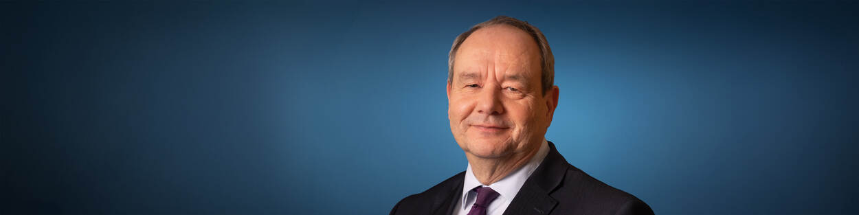 Afbeelding met Menselijk gezicht, persoon, kleding, Formele kleding Door AI gegenereerde inhoud is mogelijk onjuist.