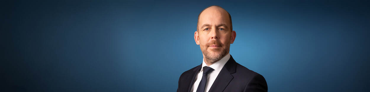 Afbeelding met Menselijk gezicht, persoon, person, Formele kleding Door AI gegenereerde inhoud is mogelijk onjuist.