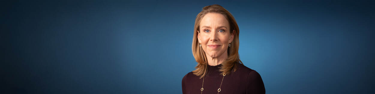 Afbeelding met Menselijk gezicht, persoon, portret, kleding Door AI gegenereerde inhoud is mogelijk onjuist.