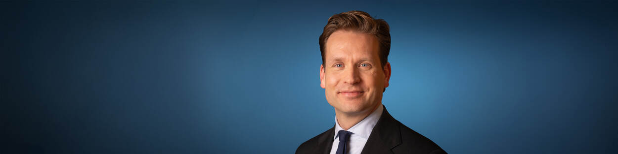 Afbeelding met Menselijk gezicht, stropdas, persoon, kleding Door AI gegenereerde inhoud is mogelijk onjuist.