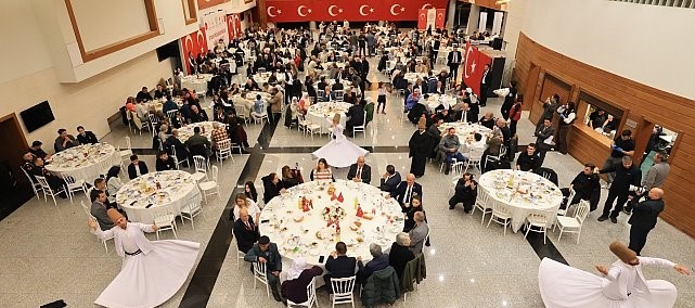 Afbeelding met overdekt, persoon, kleding, Evenementenzaal Door AI gegenereerde inhoud is mogelijk onjuist.