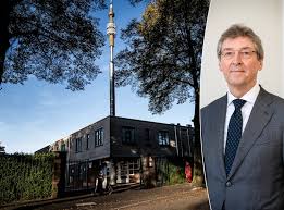 Afbeelding met persoon, hemel, kleding, buitenshuis

Door AI gegenereerde inhoud is mogelijk onjuist.