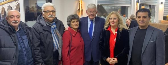 Afbeelding met persoon, kleding, Menselijk gezicht, person Door AI gegenereerde inhoud is mogelijk onjuist.