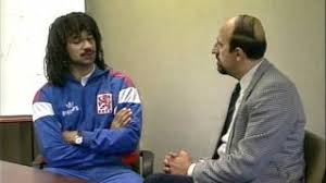 Afbeelding met persoon, kleding, Menselijk gezicht, muur Door AI gegenereerde inhoud is mogelijk onjuist.