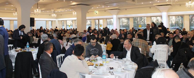 Afbeelding met persoon, kleding, person, Evenementenzaal Door AI gegenereerde inhoud is mogelijk onjuist.