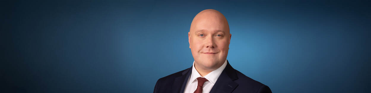 Afbeelding met persoon, Menselijk gezicht, kleding, Formele kleding Door AI gegenereerde inhoud is mogelijk onjuist.