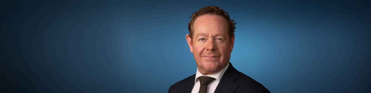 Afbeelding met persoon, Menselijk gezicht, person, Formele kleding Door AI gegenereerde inhoud is mogelijk onjuist.