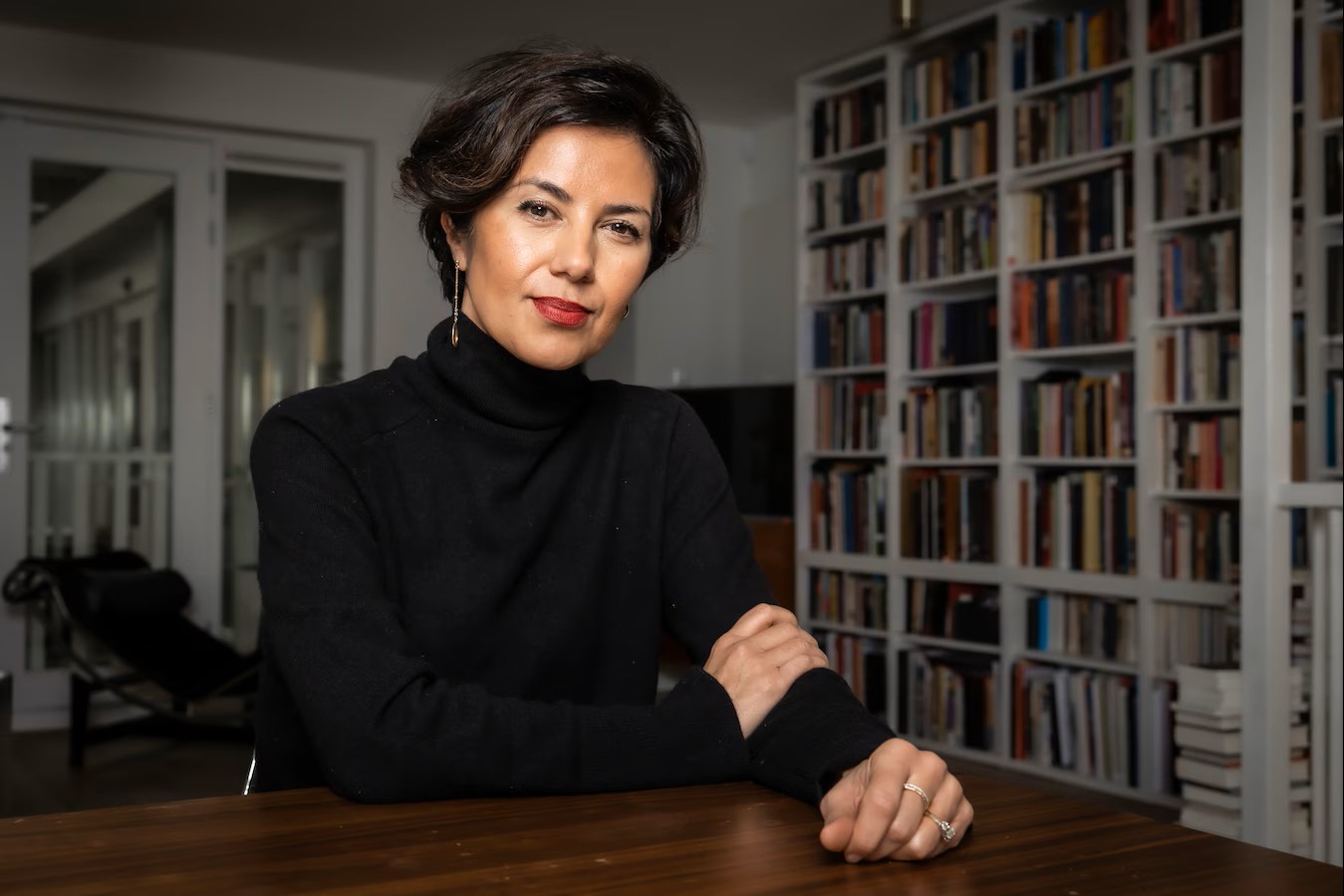 Afbeelding met persoon, overdekt, Menselijk gezicht, boekenkast Door AI gegenereerde inhoud is mogelijk onjuist.