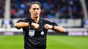 Afbeelding met persoon, voetbal, buitenshuis, sport Door AI gegenereerde inhoud is mogelijk onjuist.