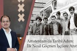 Afbeelding met tekst, kleding, Menselijk gezicht, person Door AI gegenereerde inhoud is mogelijk onjuist.