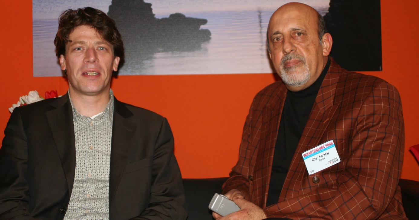 Afbeelding met tekst, person, persoon, poseren Automatisch gegenereerde beschrijving