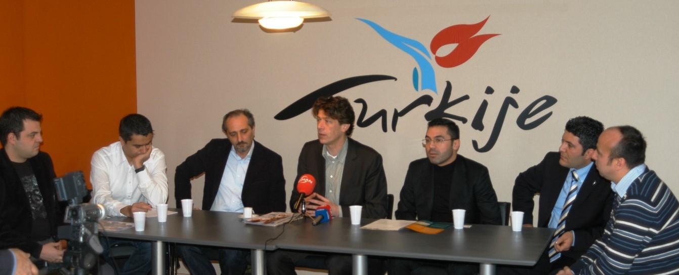 Afbeelding met tekst, persoon, mensen, groep Automatisch gegenereerde beschrijving